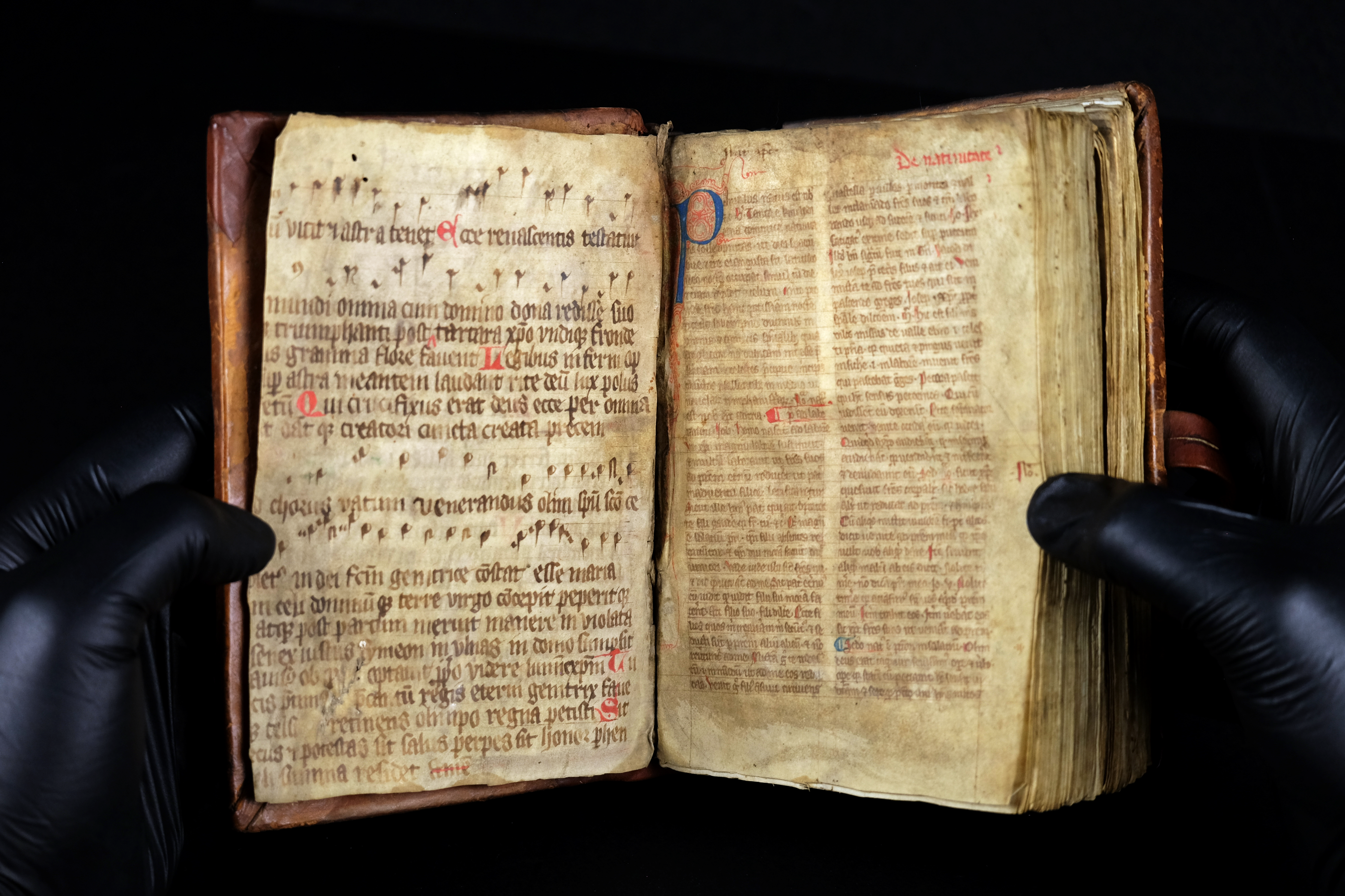 Aufgeschlagene Mittelalterliche Handschrift