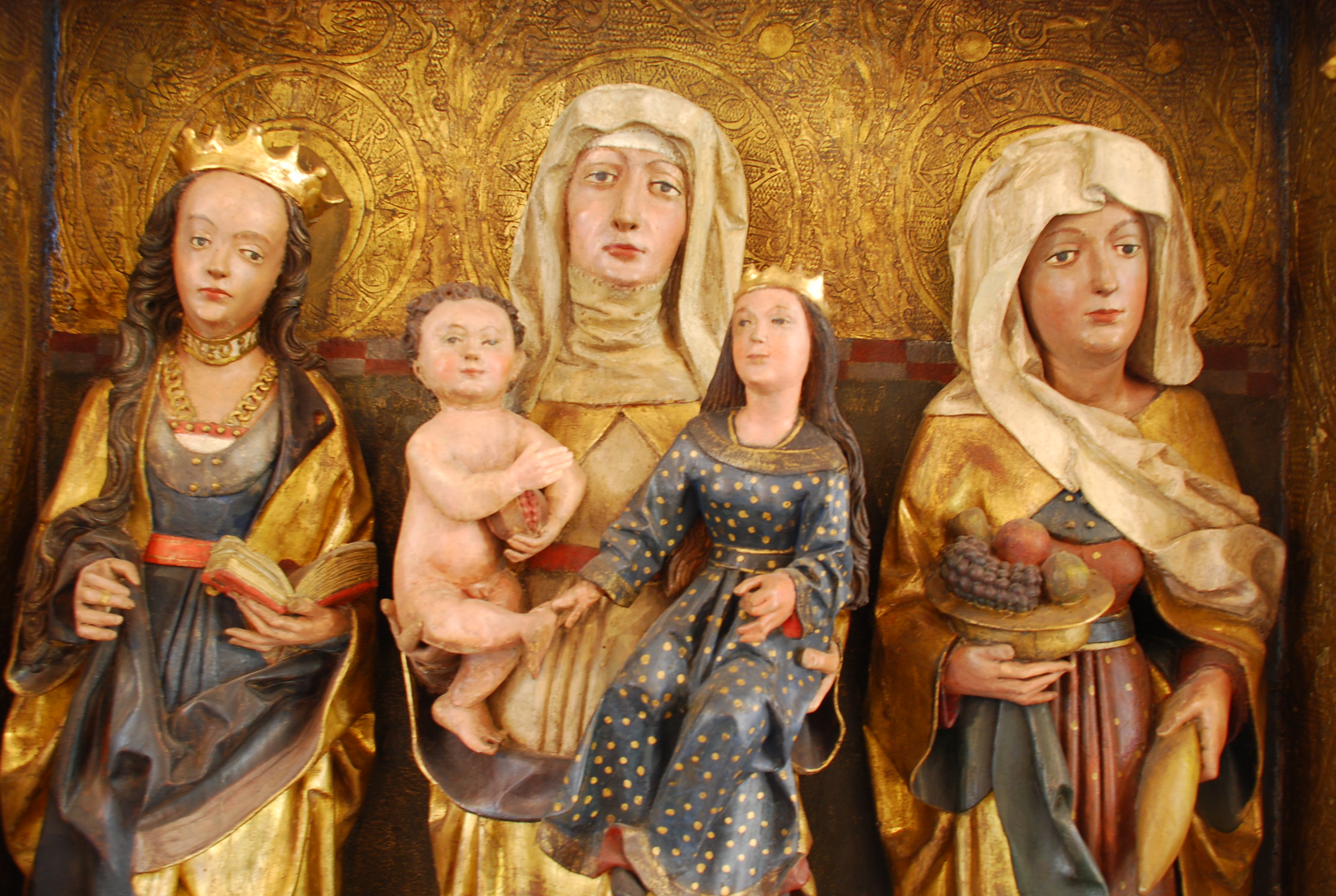 Detailaufnahme des Altarschreins mit Heiligenfiguren