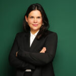 Porträtfoto vor grünem Hintergrund