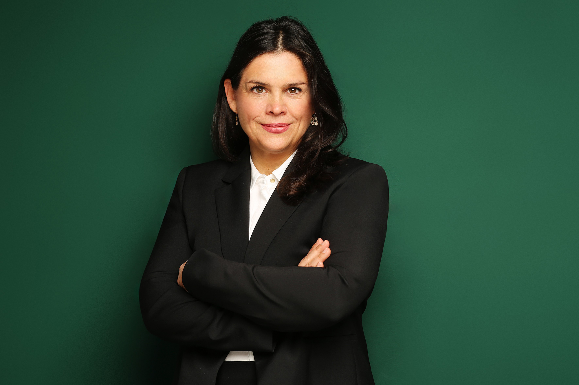 Porträtfoto vor grünem Hintergrund