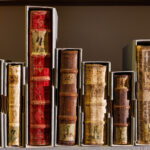 Regal mit alten Buchrücken