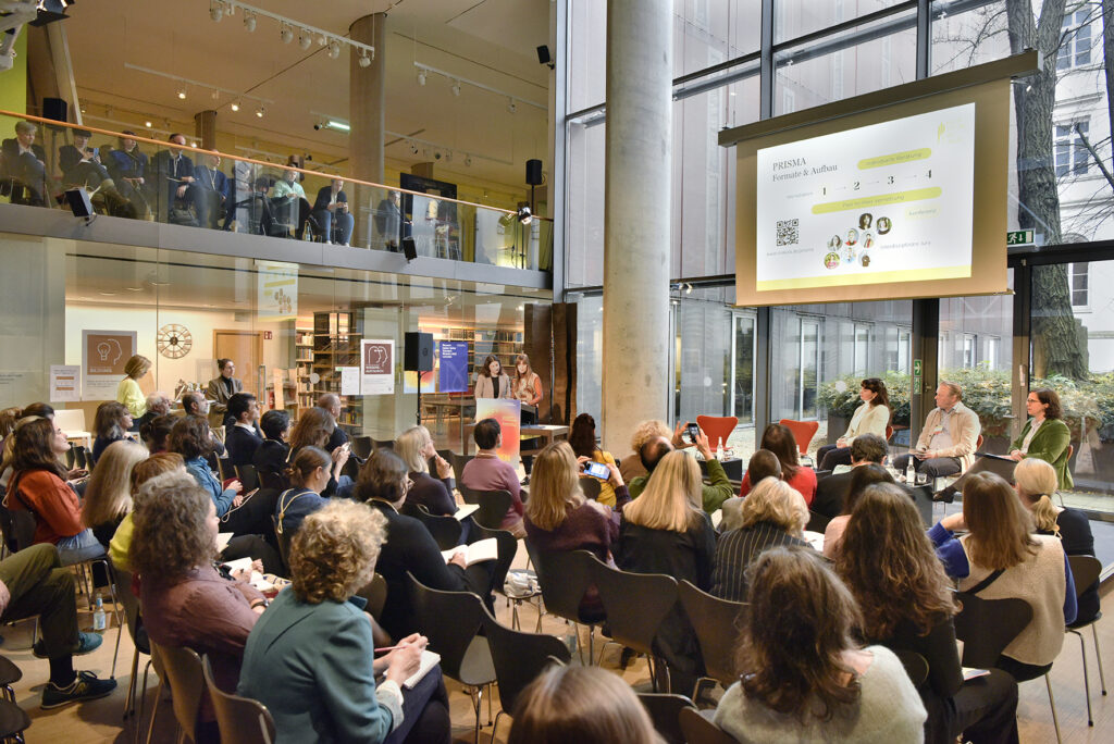 Panel mit Rednerinnen und Redner, Publikum