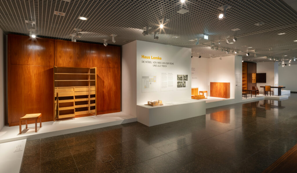 Ausstellungsansicht „Haus Lemke – Die Möbel von Mies van der Rohe und Lilly Reich“ im Kunstgewerbemuseum