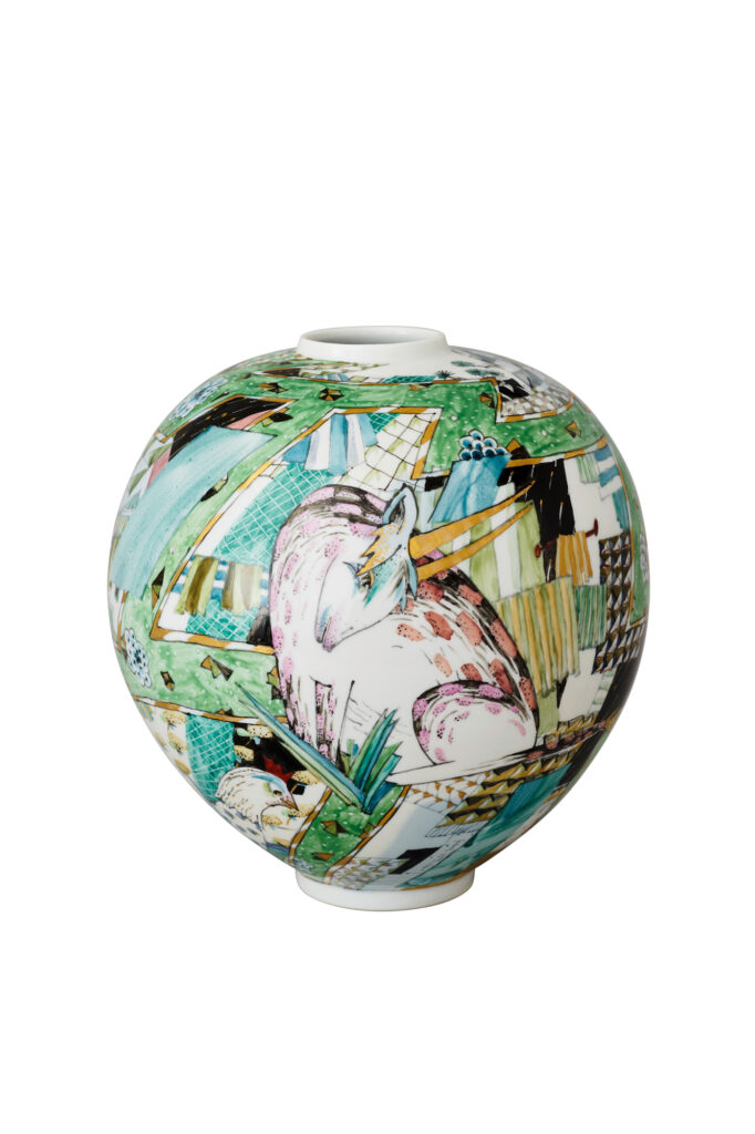 Rundliche Vase mit bunter Bemalung