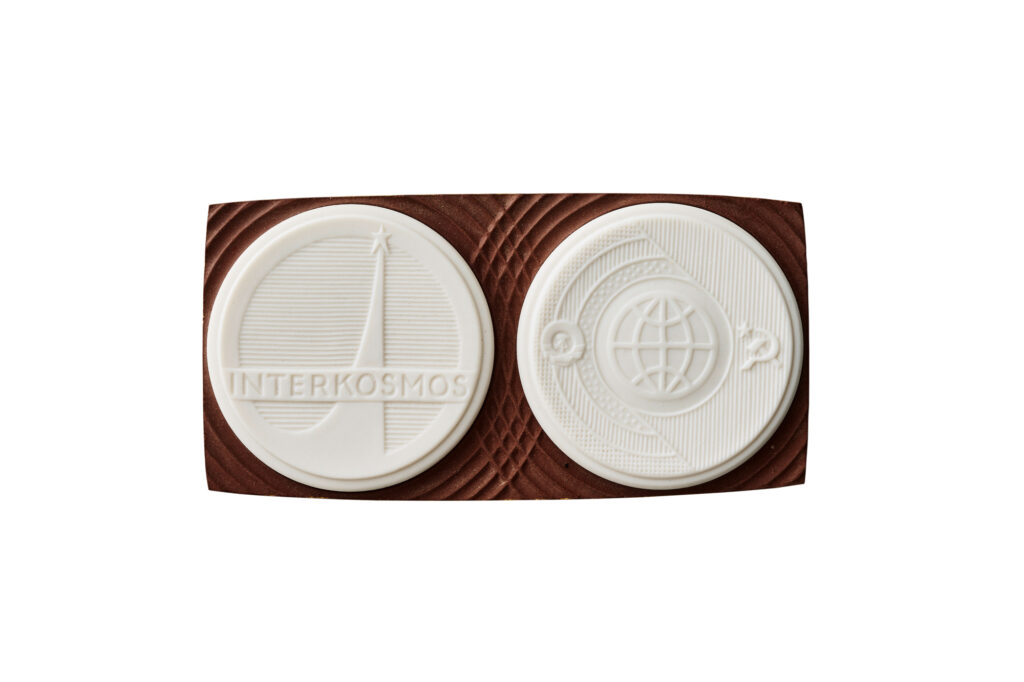 Medaille aus weißem Porzellan