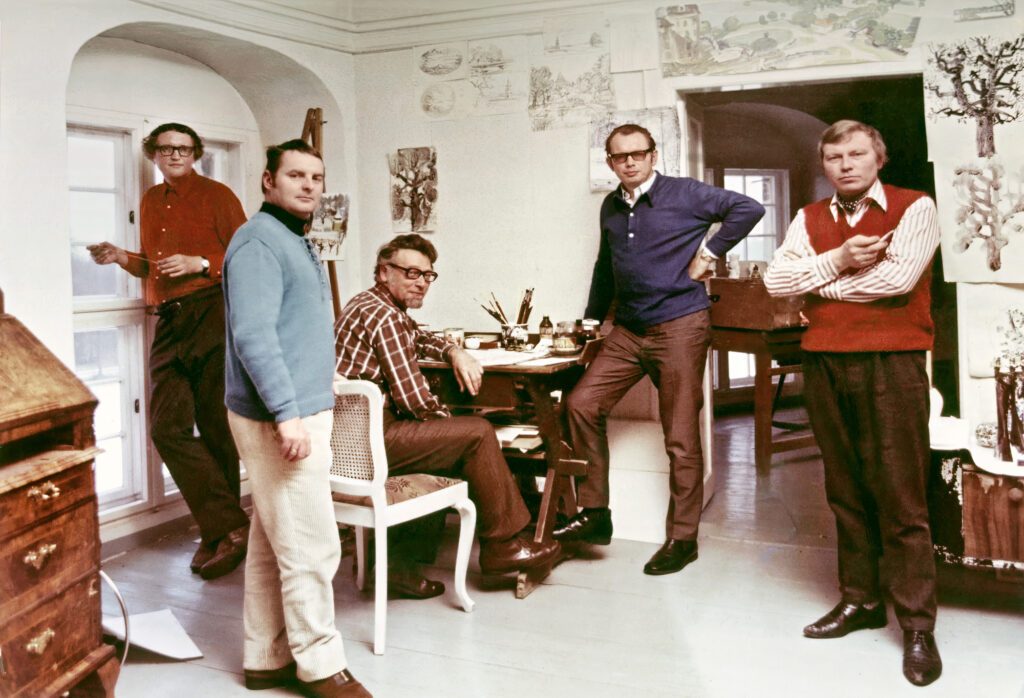 5 Männer in einem Arbeitszimmer mit Motiventwürfen