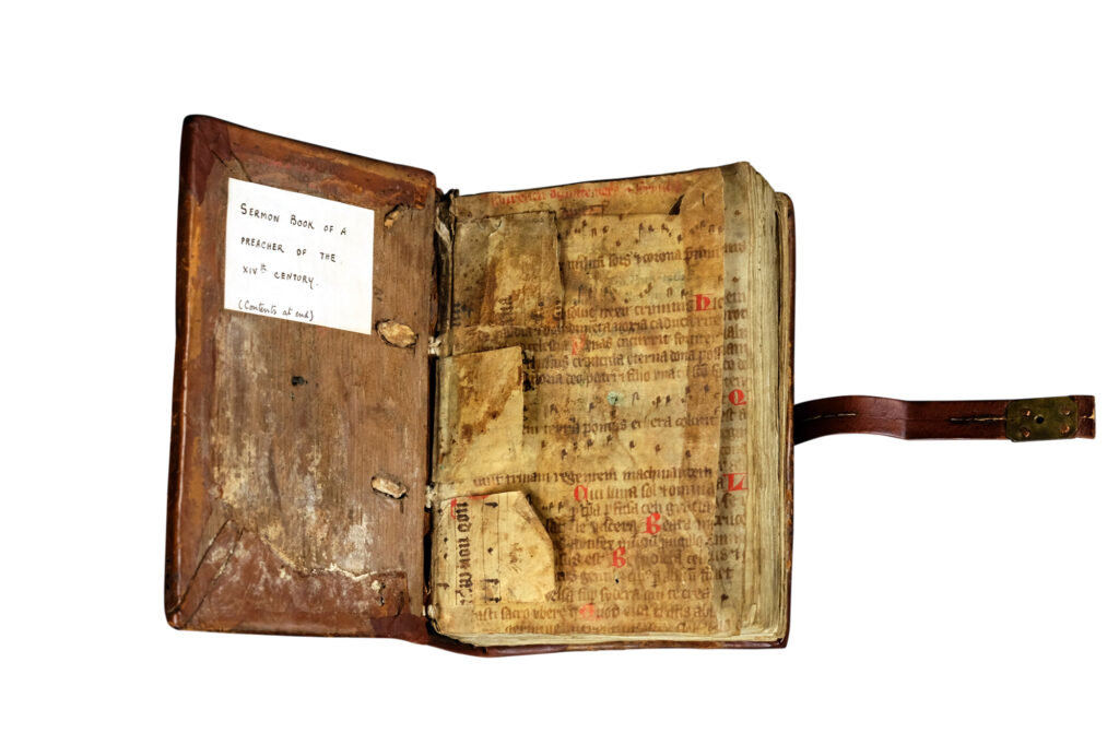 Handschrift einer Predigt mit erkennbaren Noten über dem Text