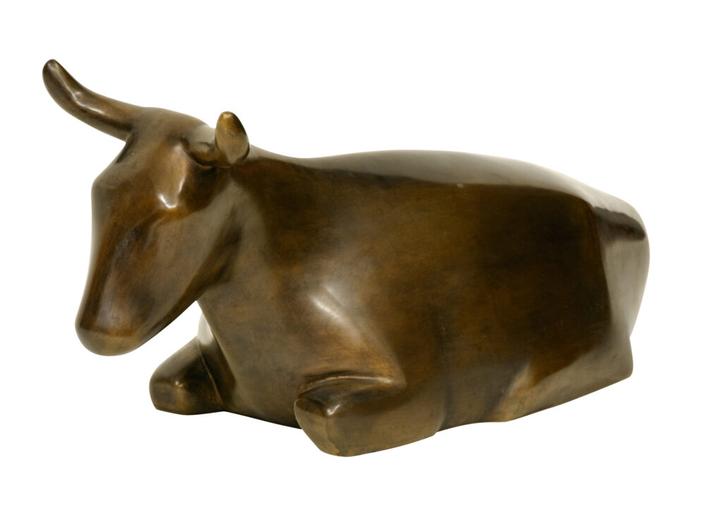 Bronzeplastik einer sitzenden Kuh