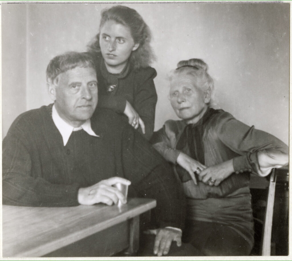 drei Personen auf einem Schwarzweißfoto