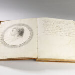 aufgeschlagenes altes Buch, links ein Seitenporträt in einem runden Rahmen