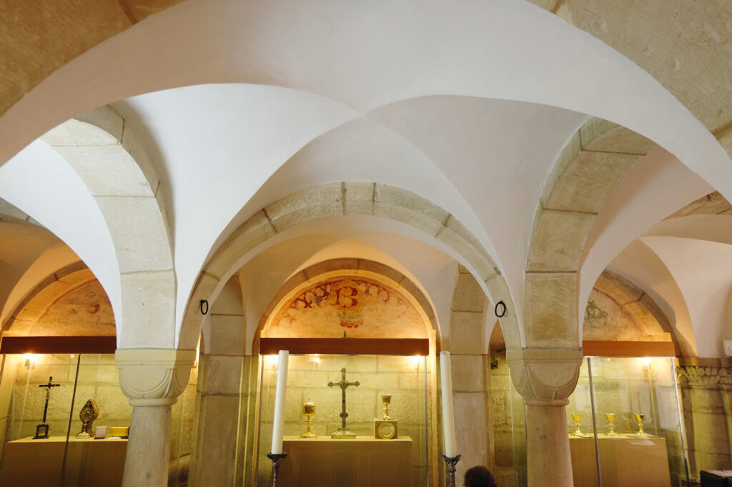 Ehemaligen Bibliothek der Klosterkirche mit auf die Wand gemalte Bibliothekskatalog