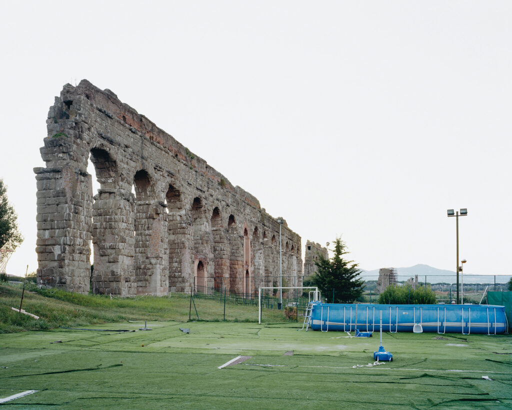 Fotos eines Aquädukts, davor ein Fussballplatz
