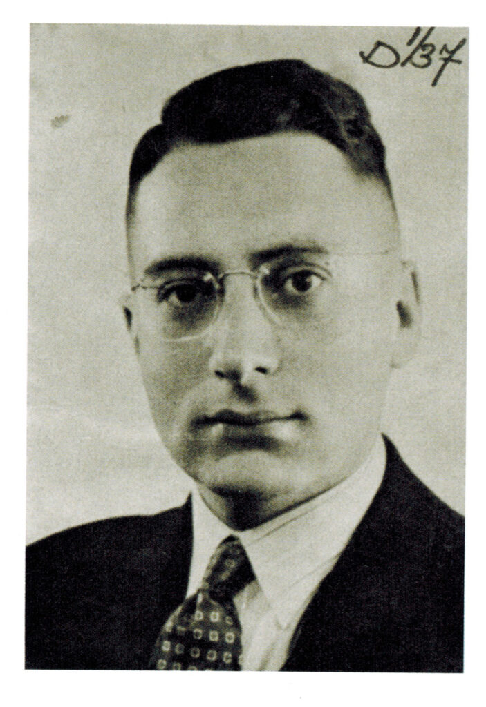 Schwarzweißfoto eines jungen Mannes