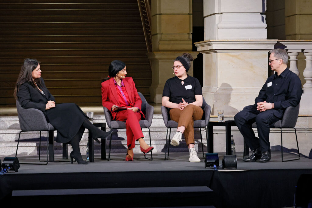 Diskussionspanel mit vier Personen