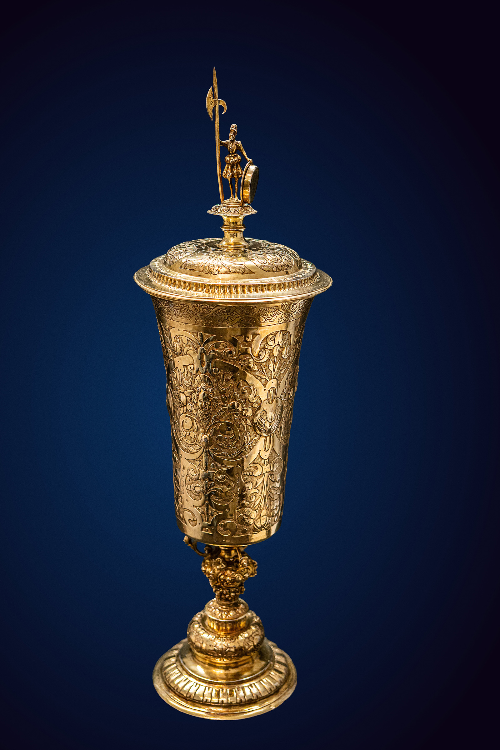 Goldener Deckelpokal
