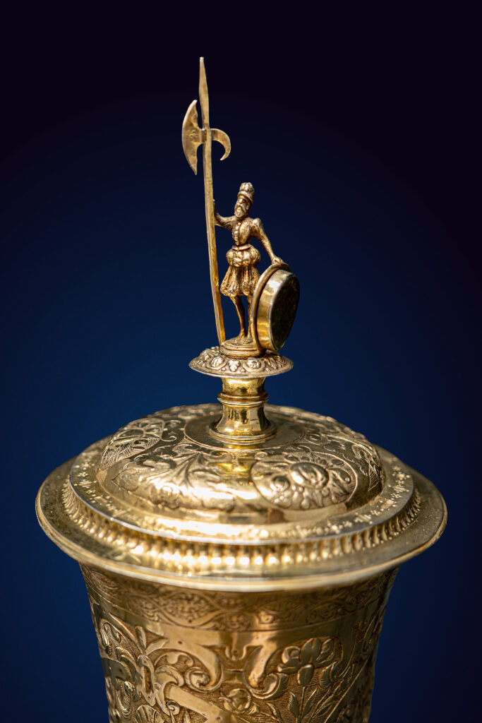 Deckelpokal mit Kriegerfigur