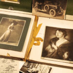 Album mit Bildern einer Frau in edler Kleidung