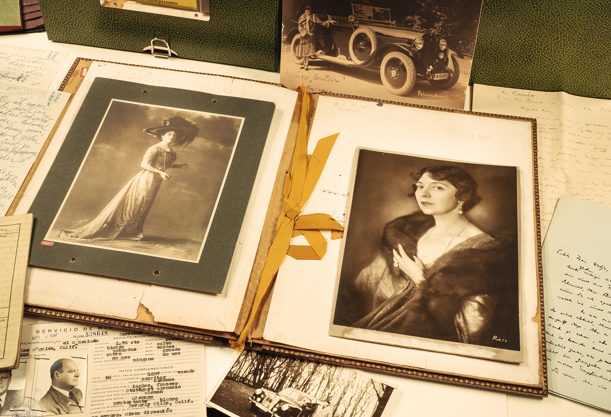 Album mit Bildern einer Frau in edler Kleidung