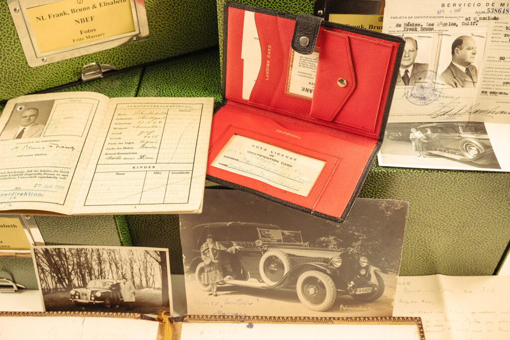 verschiedene Dokumente und Fotos