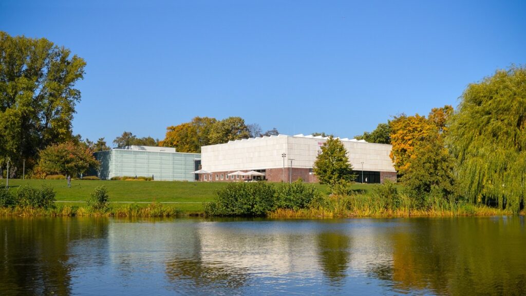 Moderner Museumsbau, im Vordergrund ein Gewässer