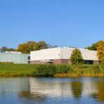 Moderner Museumsbau, im Vordergrund ein Gewässer