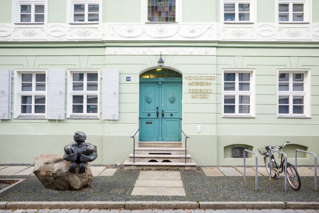 Mintgrüne Hausfassade