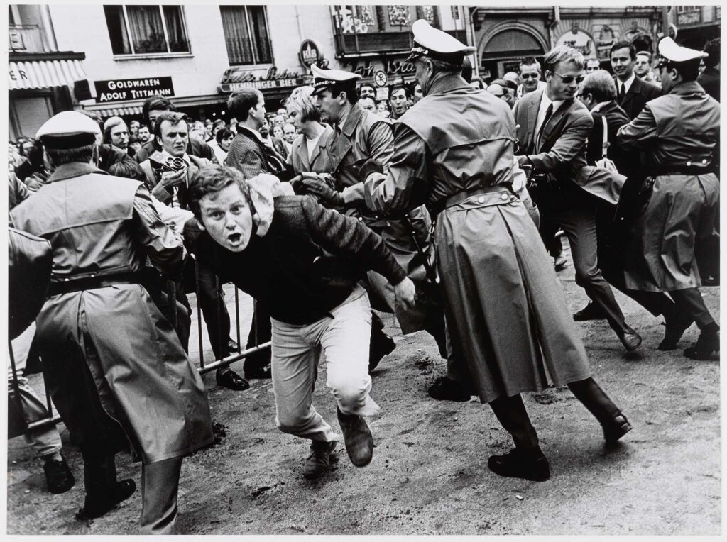 Schwarzweiss Foto, Szene einer Protestauflösung durch die Polizei