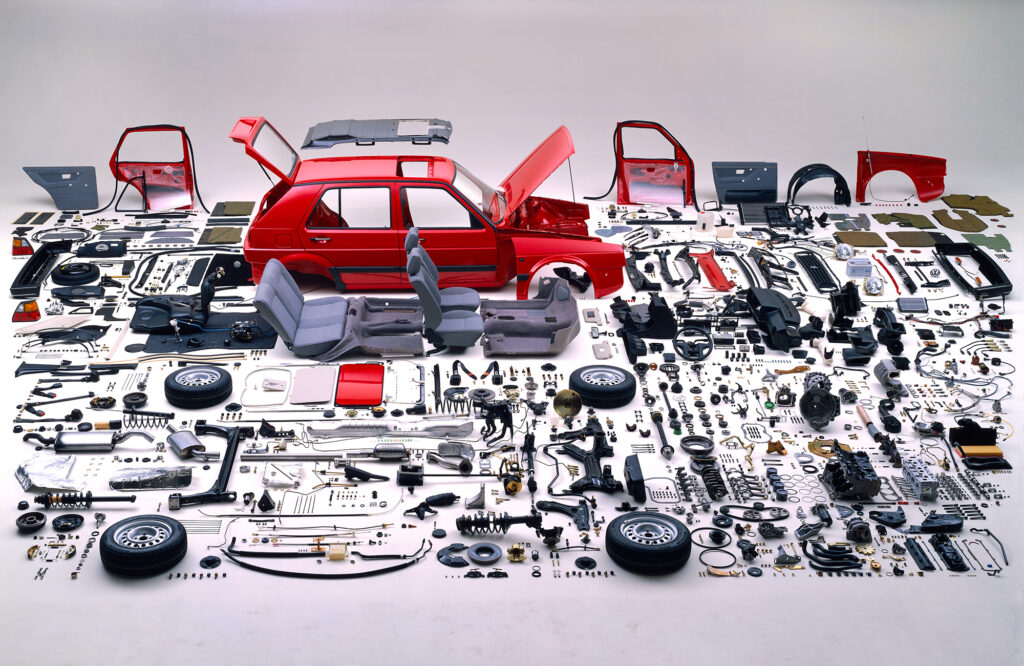 Auto in Einzelteile zerlegt