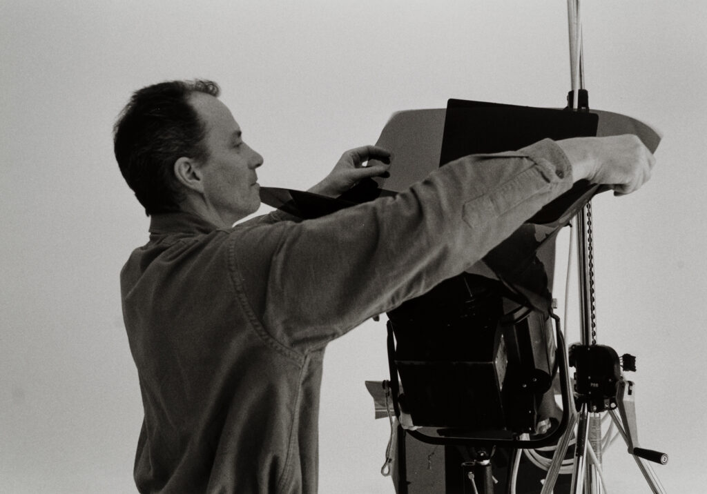 Fotograf an einer Kamera