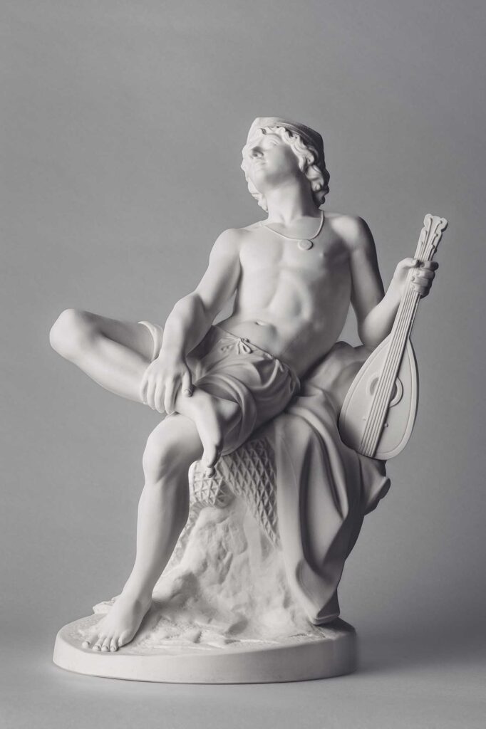 Porzellanfigur, ein junger Mann mit einen Zupfinstrument