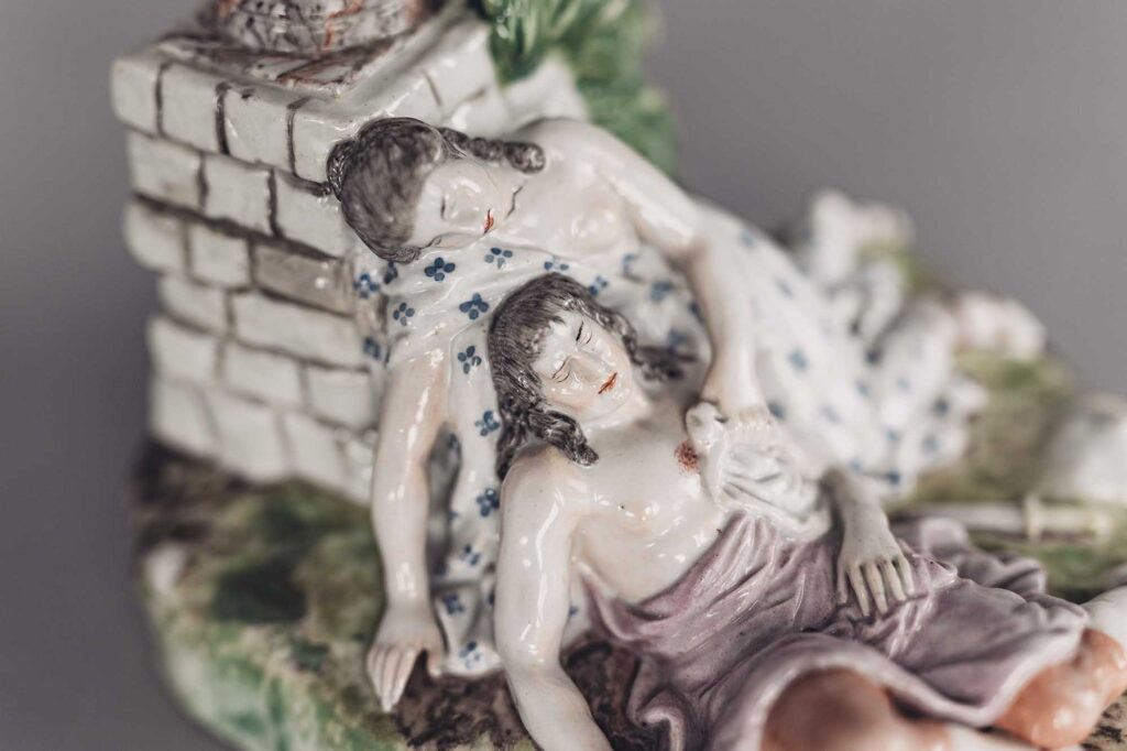 Bemalte Porzellanfiguren, ein Mann liegt in den Armen einer Frau