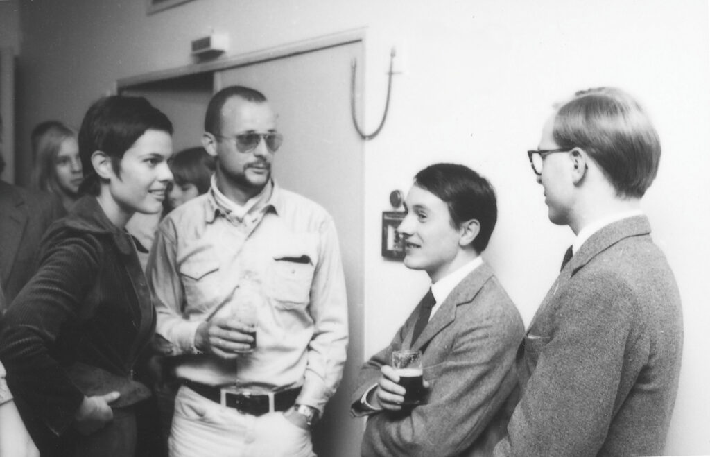 Schwarzweißfoto mit vier Personen