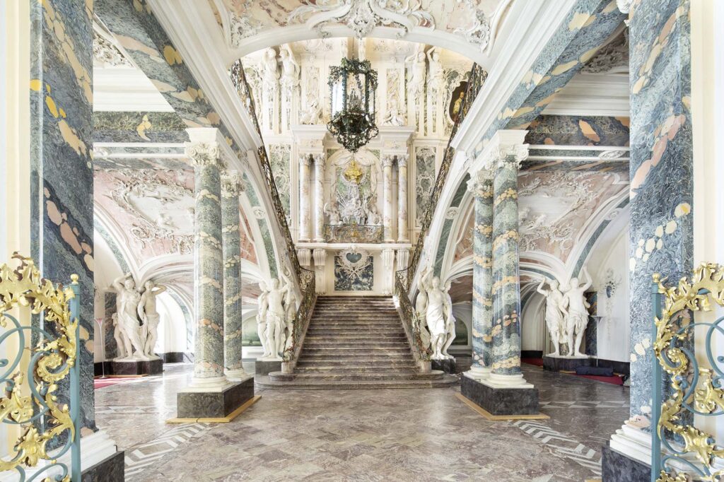 Prunkvolles Treppenhaus mit Marmor