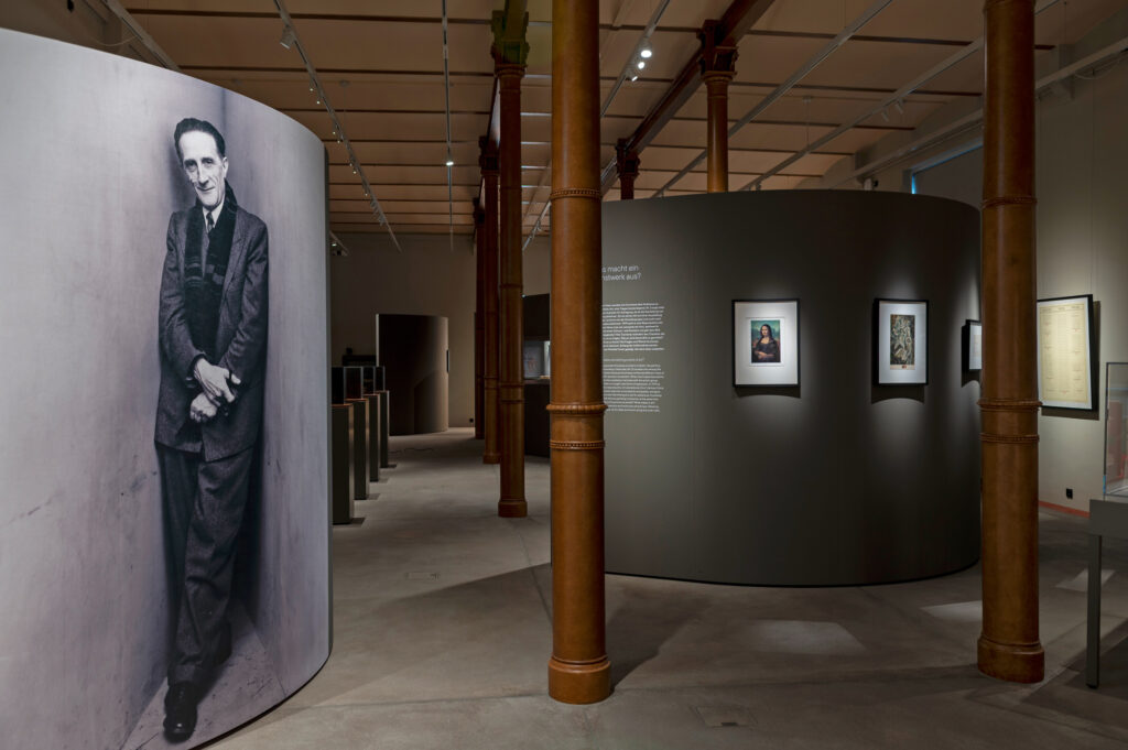 Raumansicht der Sammlungspräsentation zu Duchamp