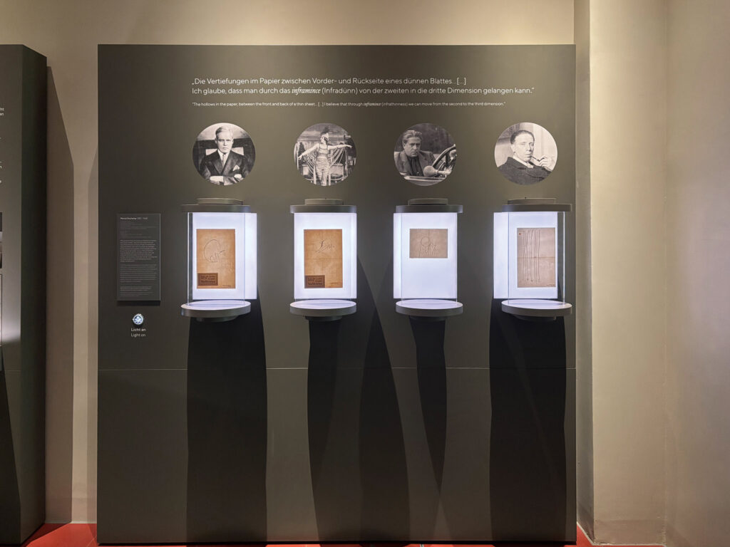 Ausstellungspräsentation der vier Zeichnungen mit Porträtfotos der beschenkten Personen