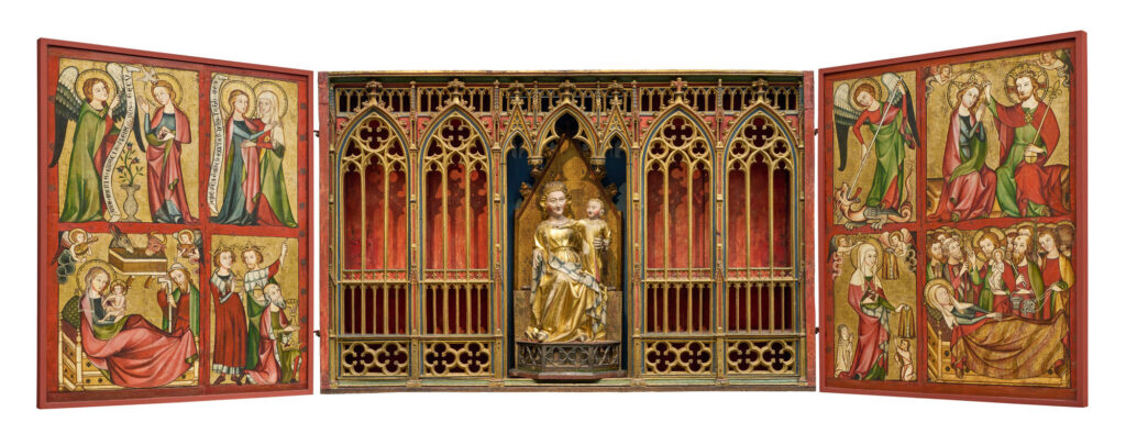 Altaraufsatz in Rot und Gold mit Madonnenfigur in der Mitte und bebilderten Flügeln