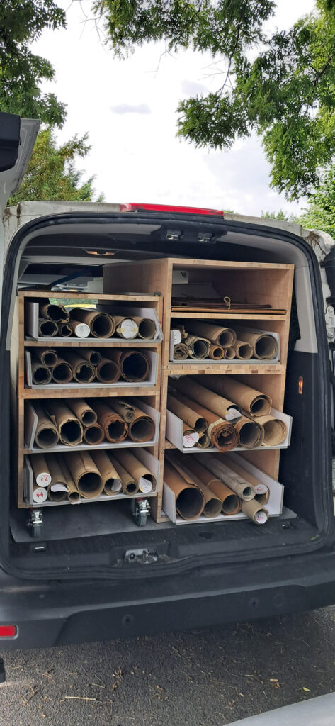 Lieferwagen mit gerollten Entwürfen