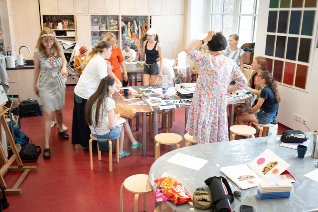 Jugendlich bei einem Workshop