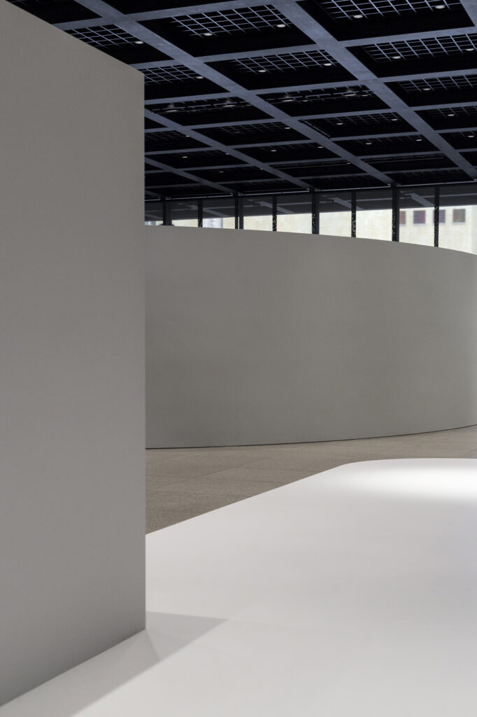 Leerer Museumsraum mit weißen Wänden