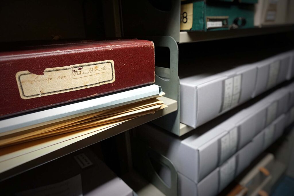 Blick in ein Archiv mit Aktenordner
