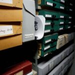 Blick in ein Archiv mit Aktenordner
