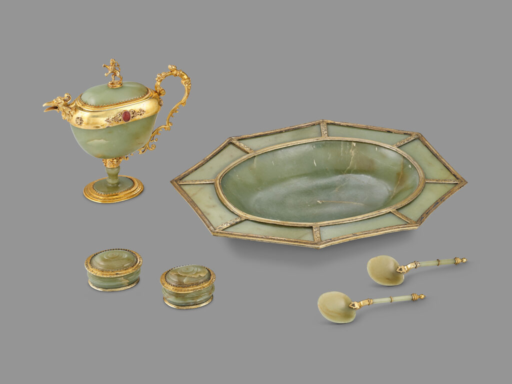 Jade Ensemble aus Kanne, Becken, Salzfässchen und Löffeln