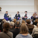 Podiumsdiskussion mit fünf Personen
