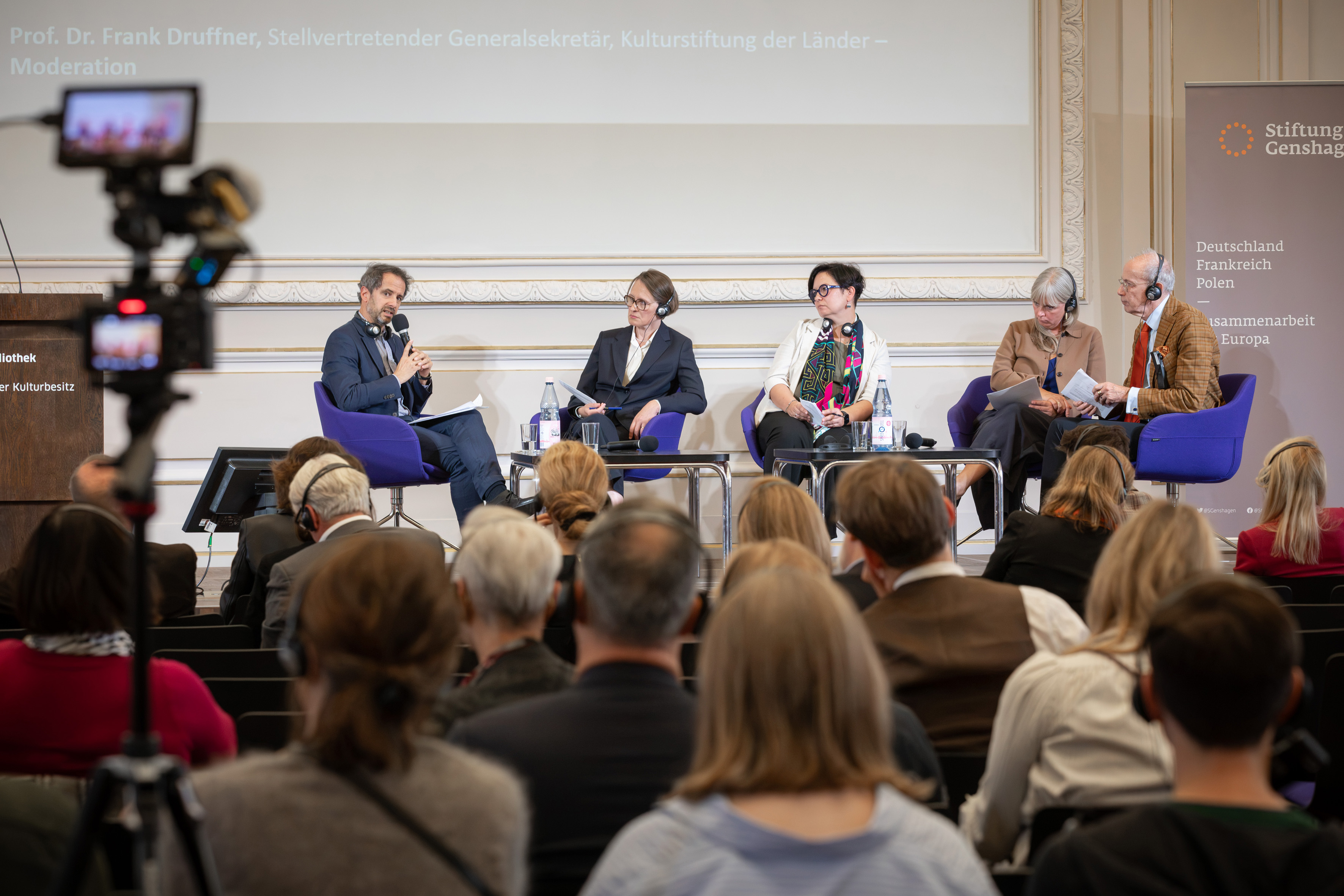 Podiumsdiskussion mit fünf Personen