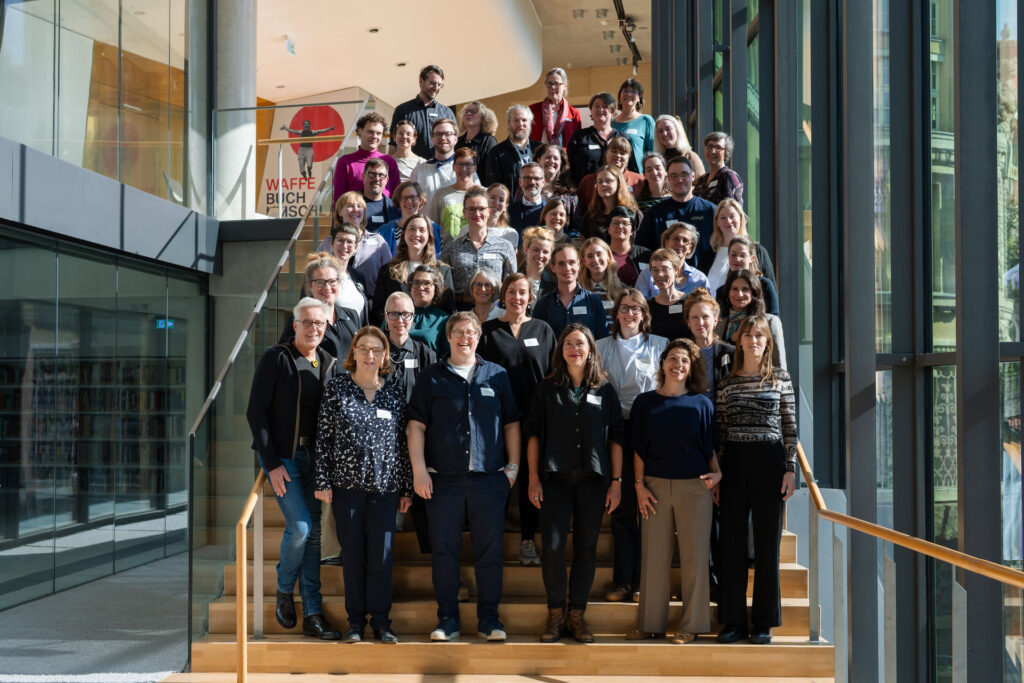 Gruppenfoto mit rund 50 Personen auf einer Treppe