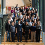 Gruppenfoto mit rund 50 Personen auf einer Treppe