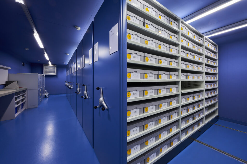 Magazinraum mit blauen Schränken