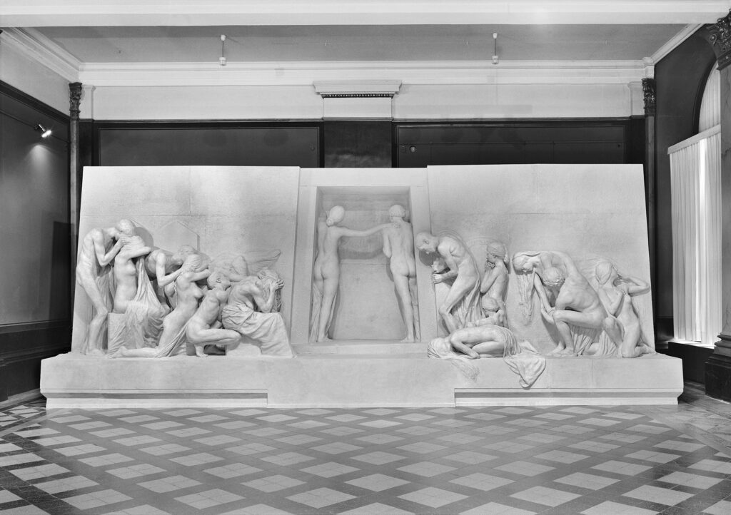 Monument mit verschiedenen menschlichen Figuren